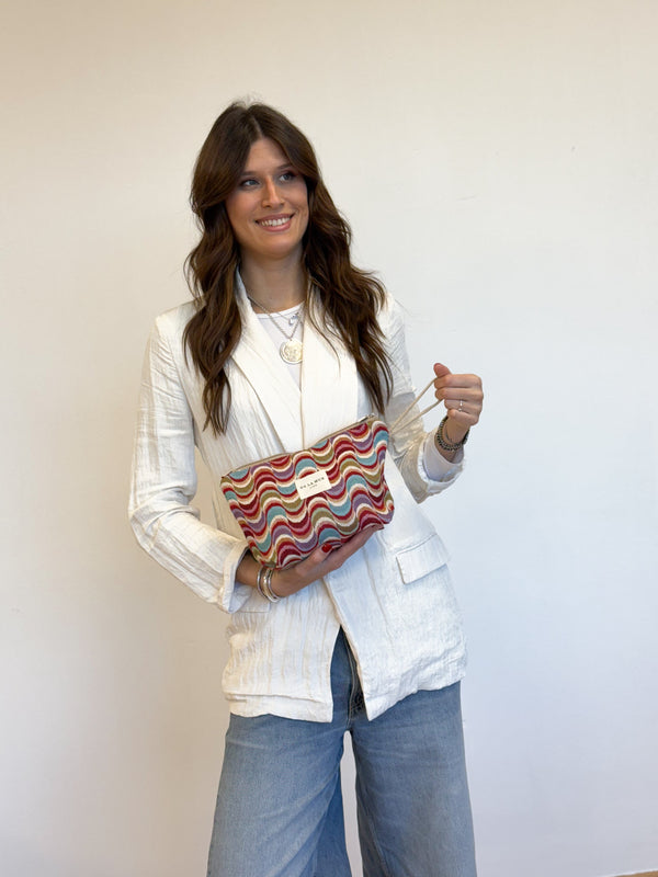 Neceser Queen, estampado en rojo, blanco, beige, vista en uso — De La Mur