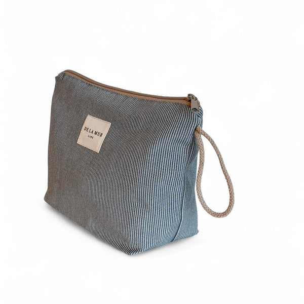 Neceser Rey, estampado en azul, gris, blanco, vista en uso — De La Mur