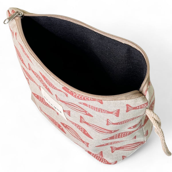 Neceser Sardi, estampado en beige, rojo, blanco, detalle del producto — De La Mur