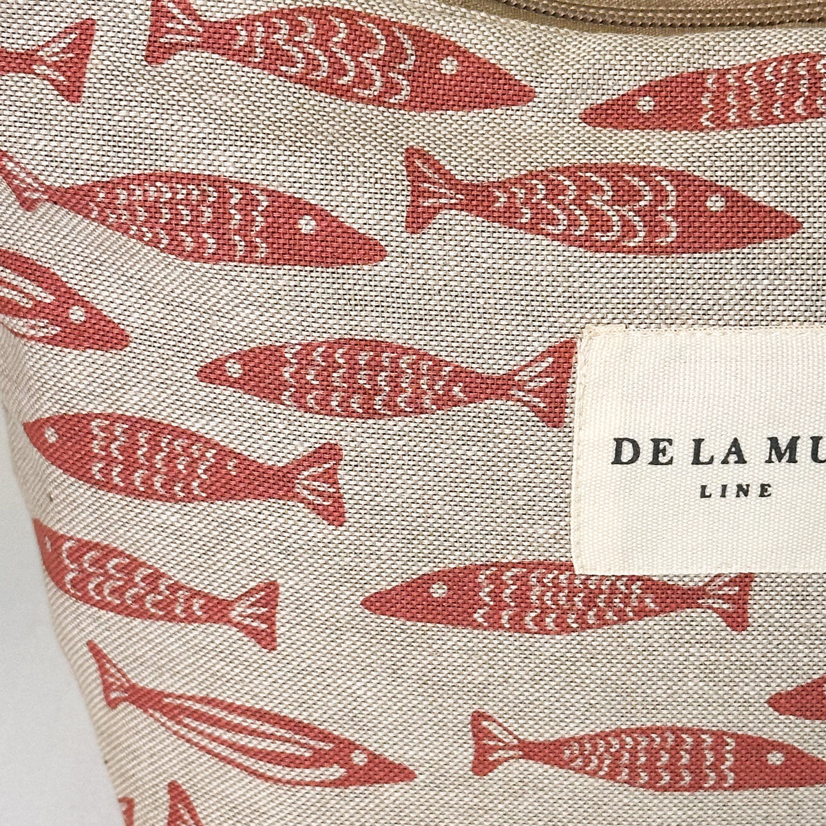Neceser Sardi, estampado en beige, rojo, blanco, detalle del material y el acabado — De La Mur