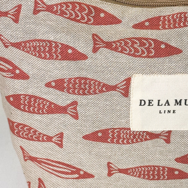 Neceser Sardi, estampado en beige, rojo, blanco, detalle del material y el acabado — De La Mur