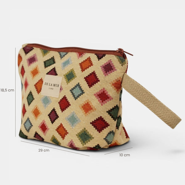 Neceser Zac, estampado en blanco, naranja, amarillo, vista en uso — De La Mur