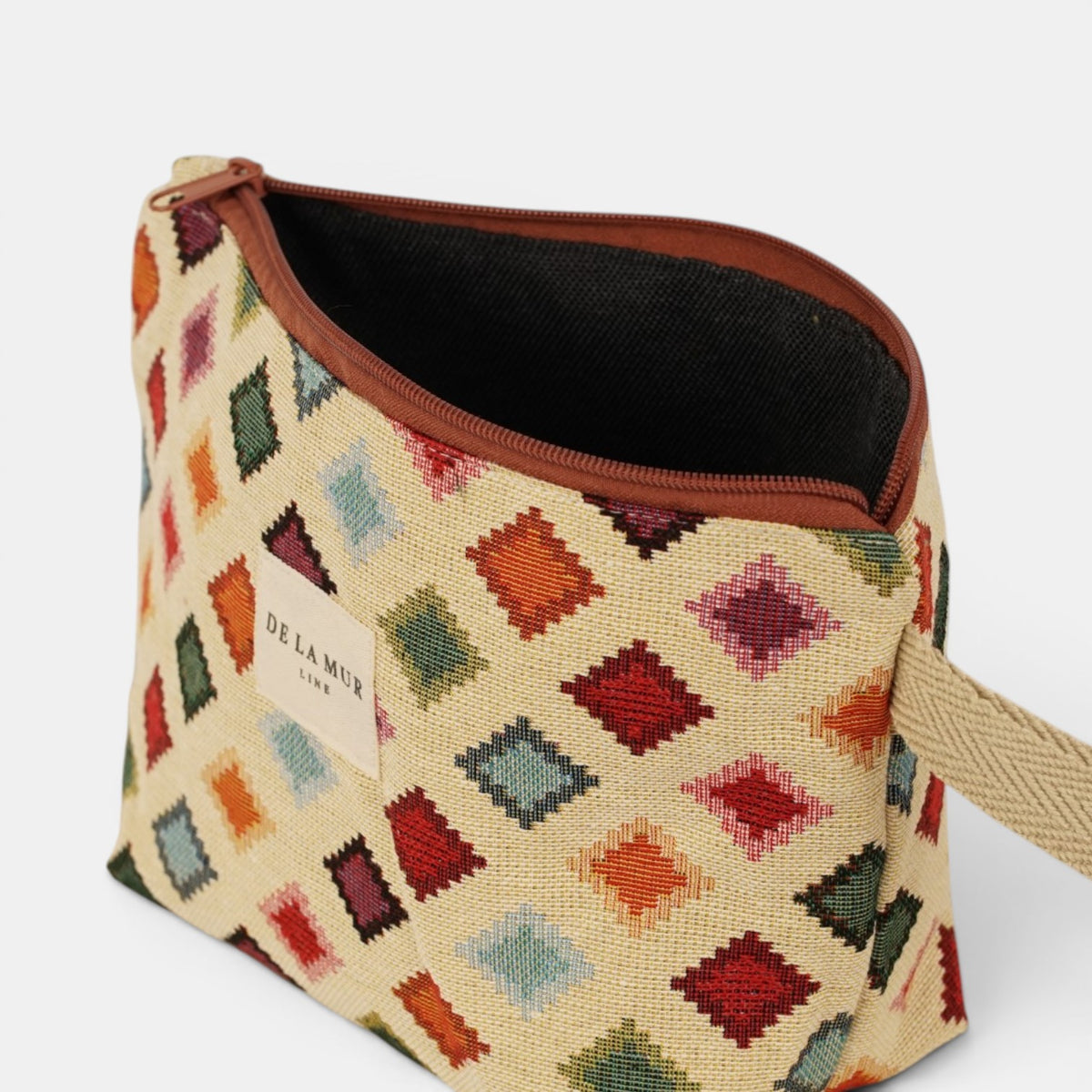 Neceser Zac, estampado en blanco, naranja, amarillo, detalle del material y el acabado — De La Mur