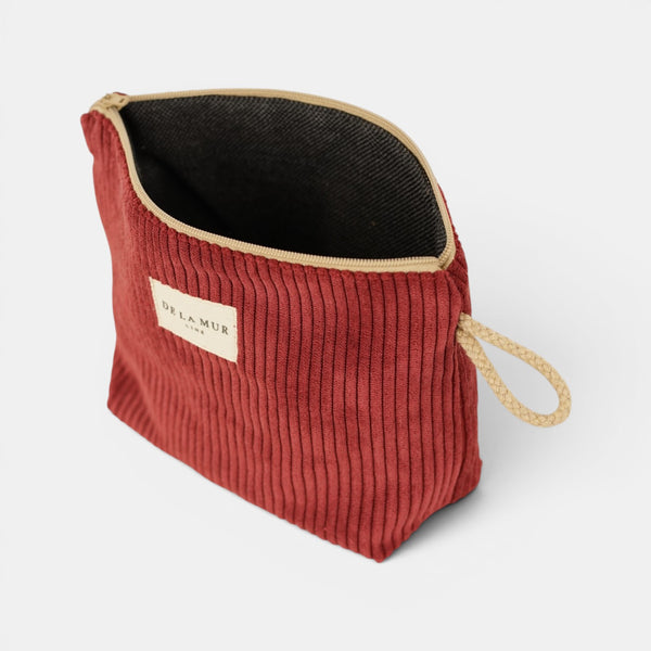 Neceser Arde, estampado en rojo, blanco, detalle del estampado y el material — De La Mur