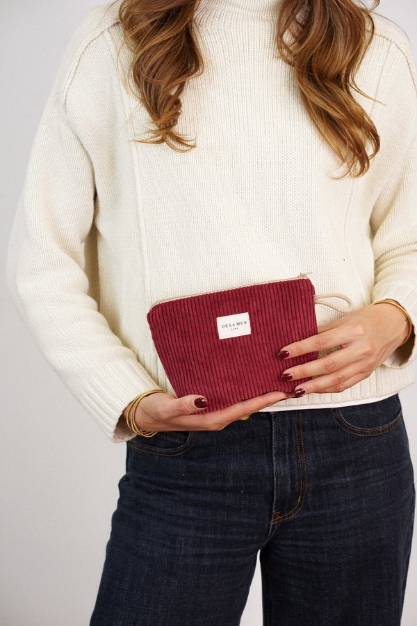 Neceser Arde, estampado en rojo, blanco, detalle del material y el acabado — De La Mur