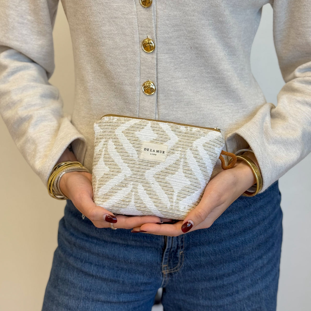 Neceser Campo, estampado geométrico en beige, blanco y topo, detalle del producto — De La Mur