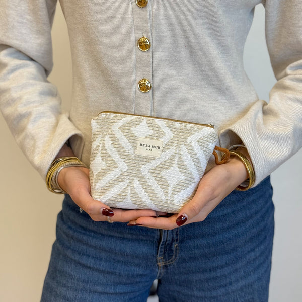 Neceser Campo, estampado geométrico en beige, blanco y topo, detalle del producto — De La Mur