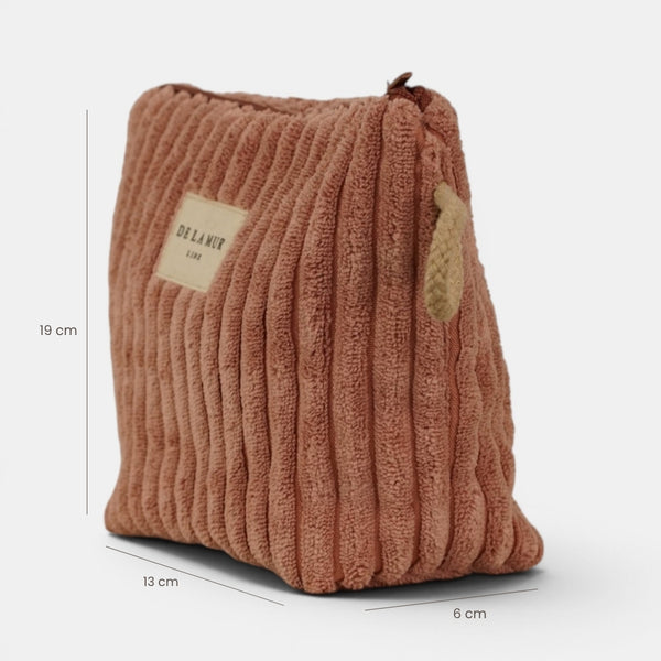 Neceser Crepe, estampado en blanco, rojo, terracota, vista en uso — De La Mur