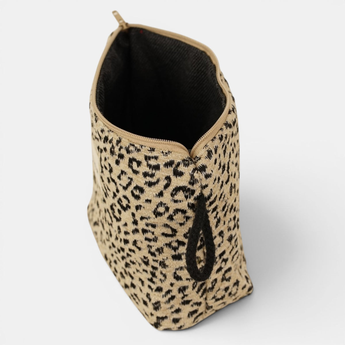 Neceser Koto, estampado en blanco, marrón, beige, detalle del material y el acabado — De La Mur
