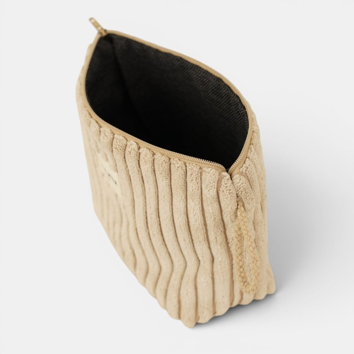 Neceser Moka, estampado en blanco, marrón, beige, detalle del estampado y el material — De La Mur