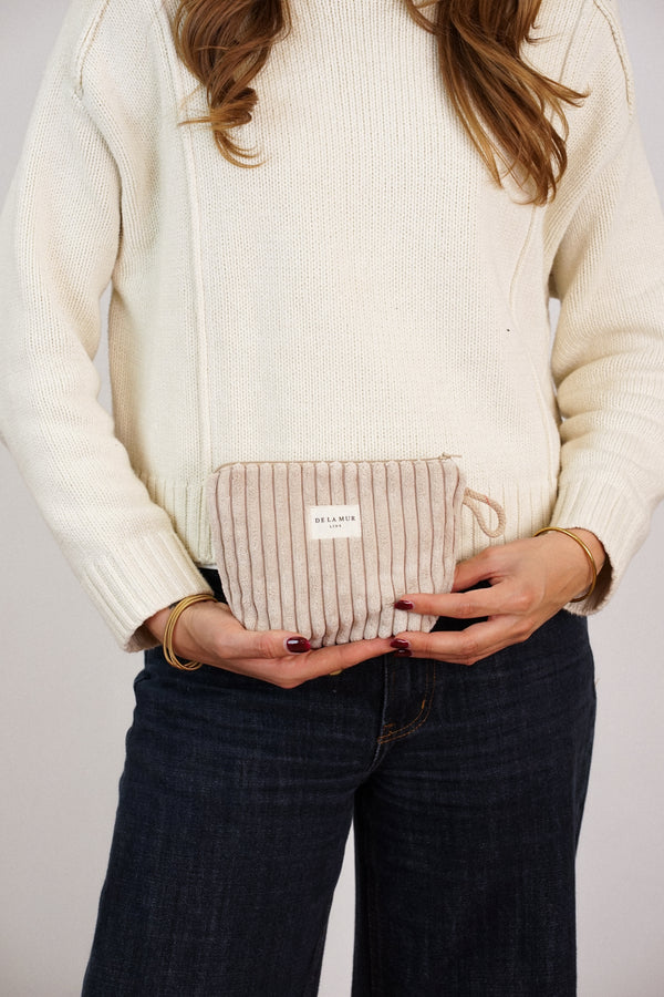 Neceser Moka, estampado en blanco, marrón, beige, detalle del material y el acabado — De La Mur