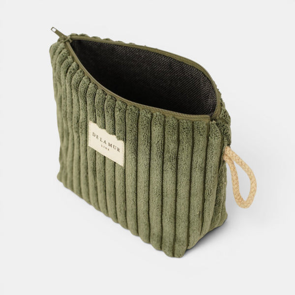 Neceser Musgo, acabado verde musgo, detalle del estampado y el material — De La Mur
