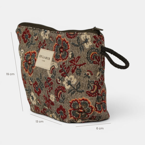 Neceser Nira, estampado en blanco, marrón, rojo, vista en uso — De La Mur