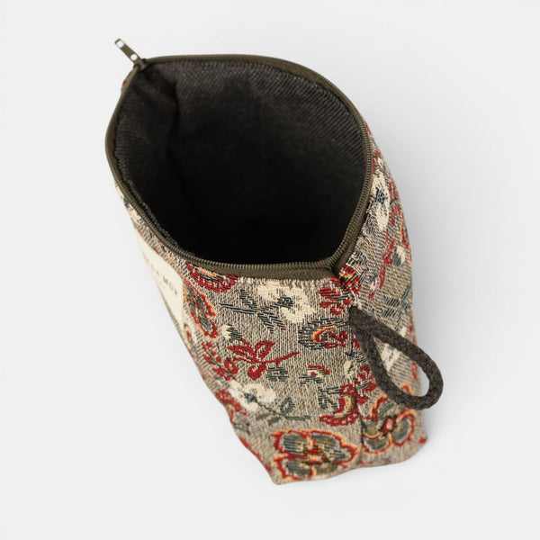 Neceser Nira, estampado en blanco, marrón, rojo, detalle del estampado y el material — De La Mur
