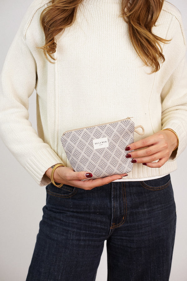 Neceser Pant, estampado en marrón, blanco, beige, detalle del material y el acabado — De La Mur