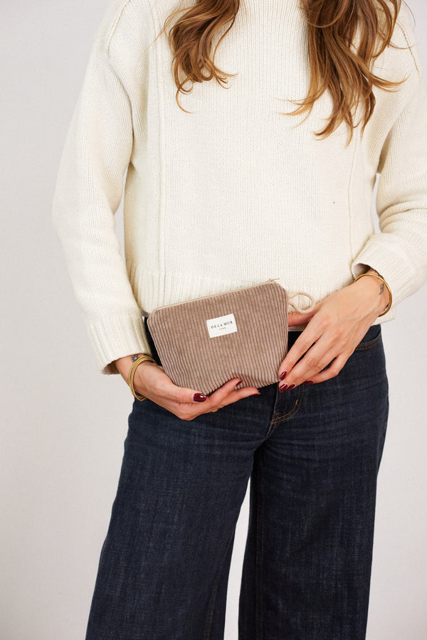 Neceser Toast, estampado en blanco, marrón, naranja, detalle del material y el acabado — De La Mur