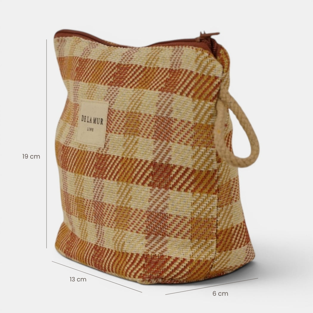 Neceser Zia, estampado en blanco, naranja, terracota, vista en uso — De La Mur