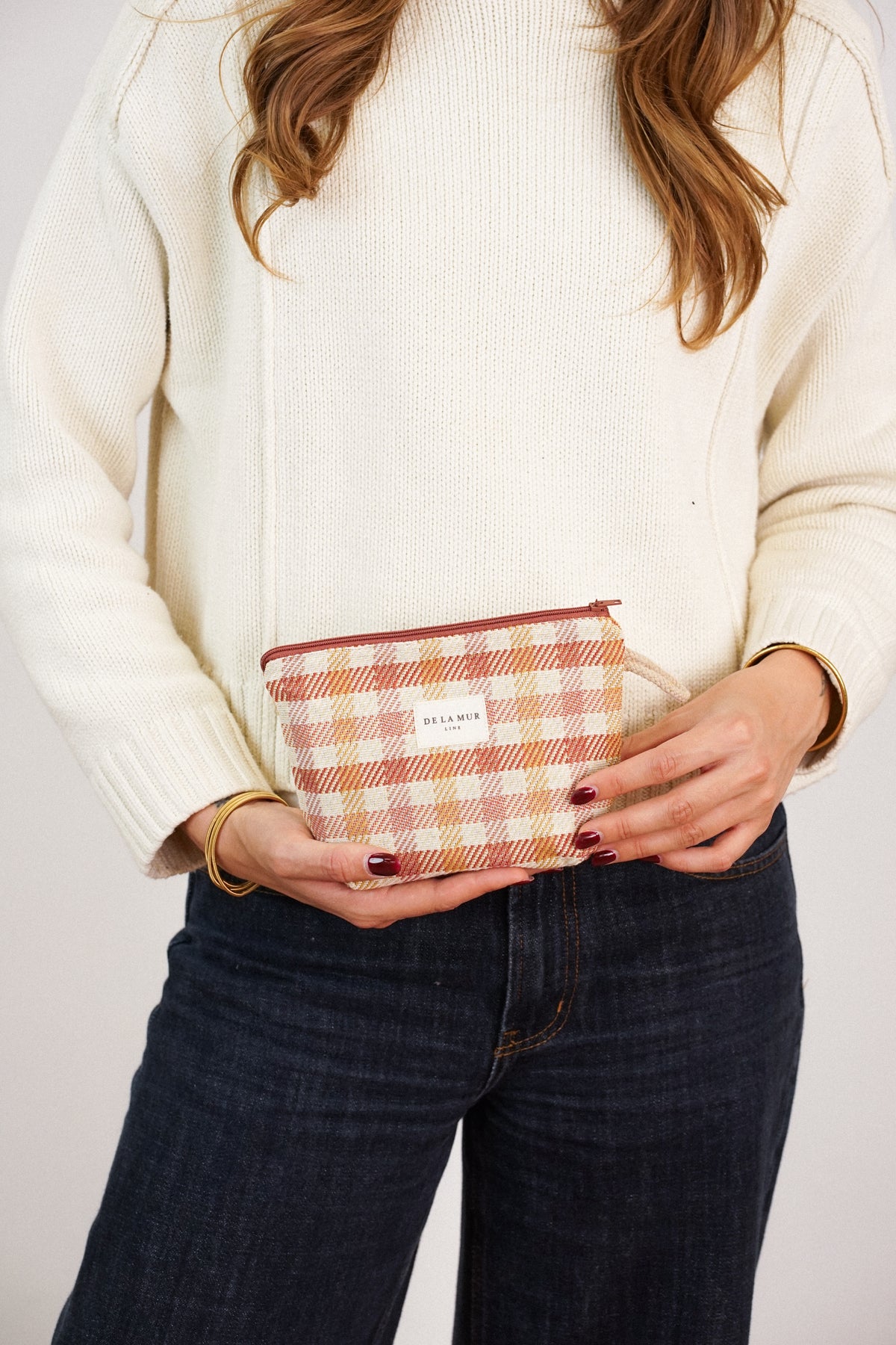 Neceser Zia, estampado en blanco, naranja, terracota, detalle del material y el acabado — De La Mur