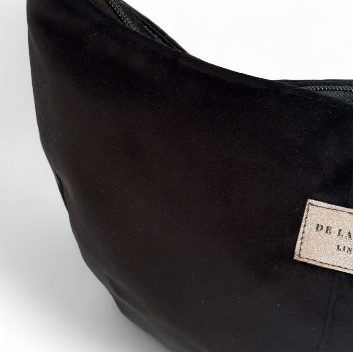Bolso Miami, estampado en negro, gris, detalle del estampado y el material — De La Mur