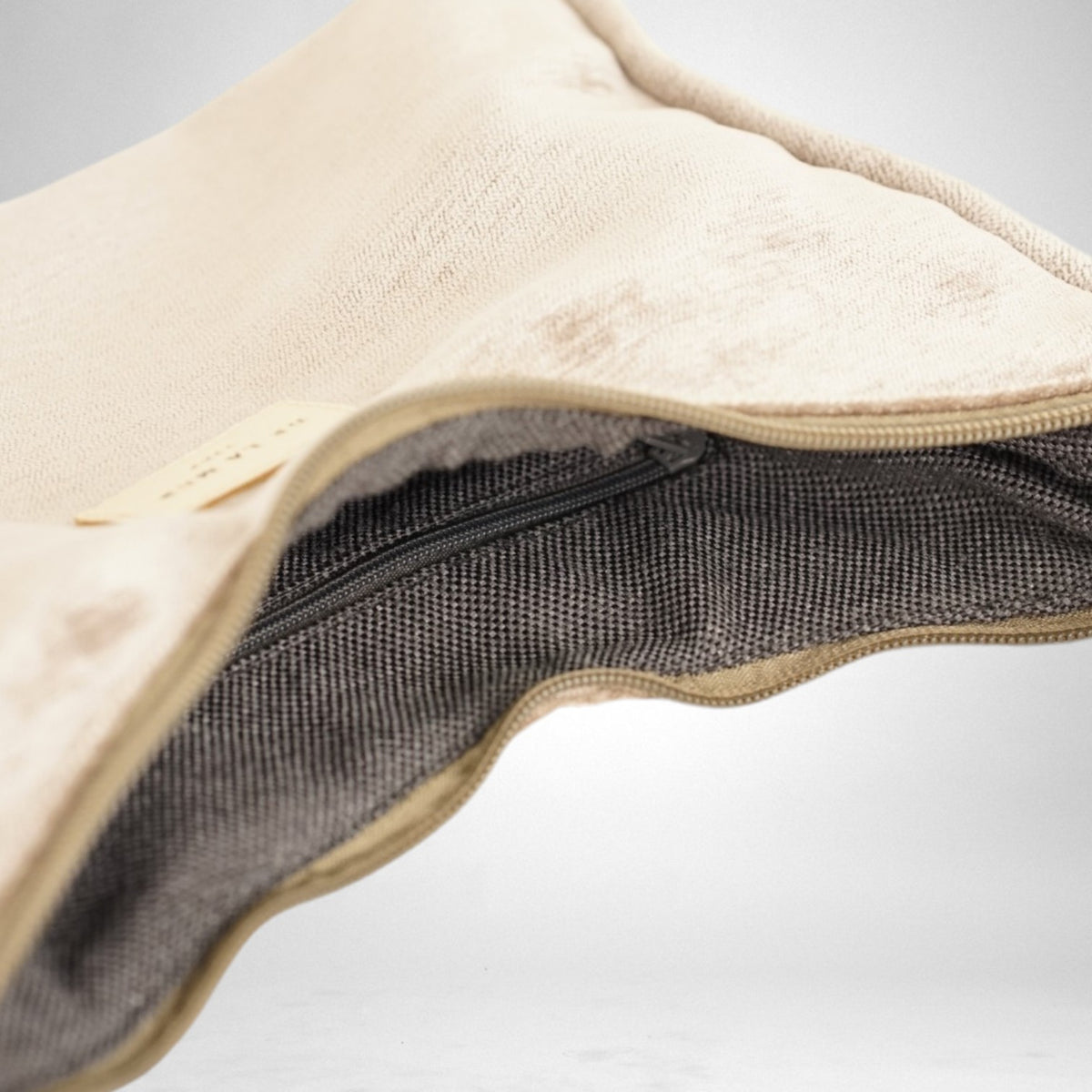 Bolso Choco, estampado en negro, gris, marrón, detalle del producto — De La Mur