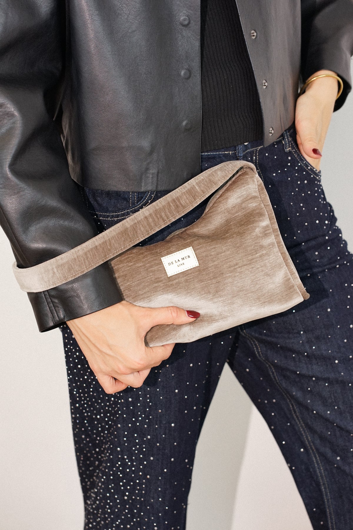 Bolso Choco, estampado en negro, gris, marrón, vista en uso — De La Mur