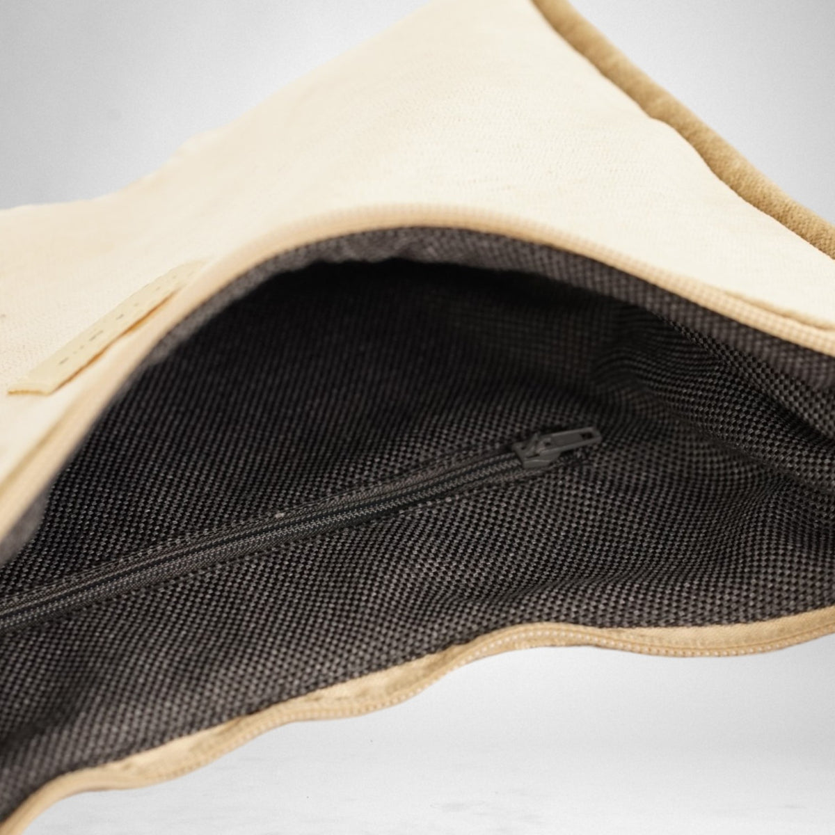Bolso Golden, estampado en negro, azul, blanco, detalle del producto — De La Mur
