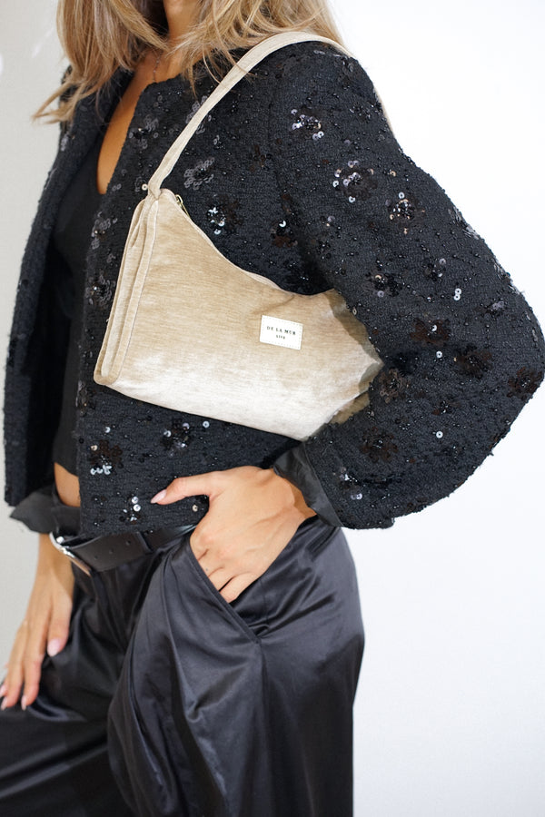 Bolso Golden, estampado en negro, azul, blanco, vista en uso — De La Mur