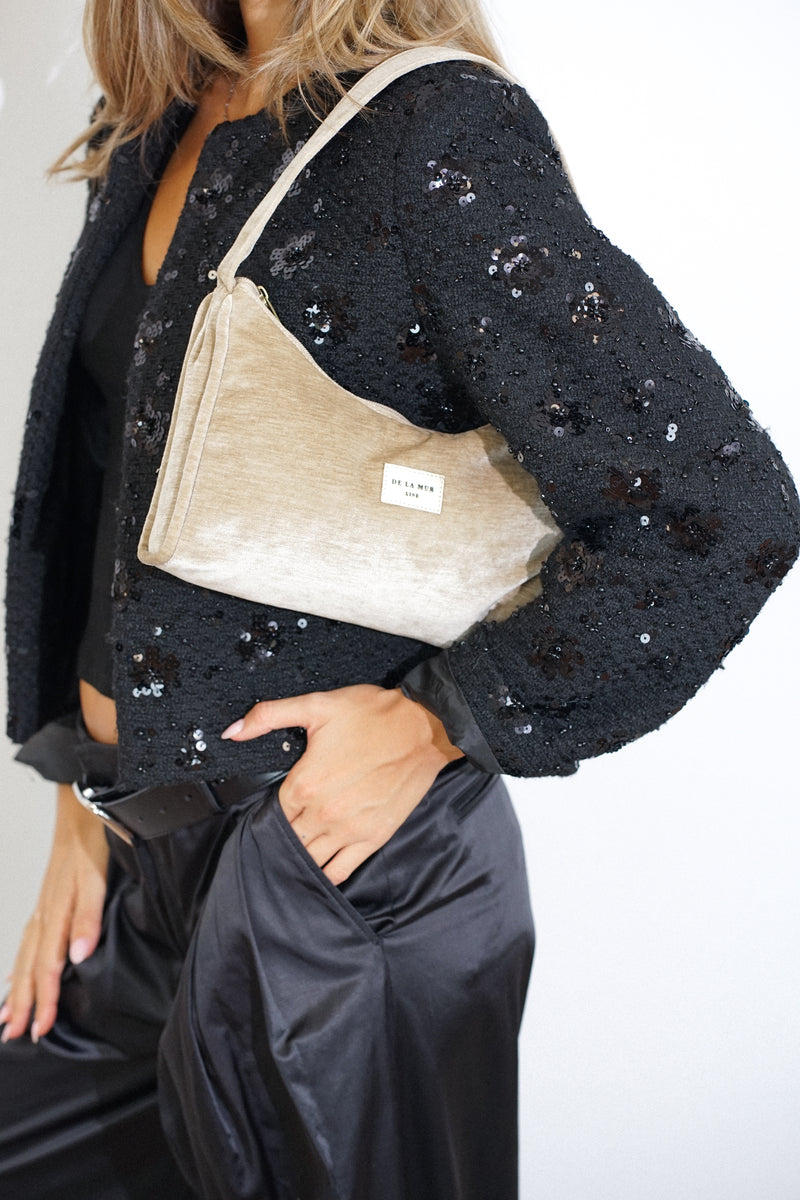 Bolso Golden, estampado en negro, azul, blanco, vista en uso — De La Mur