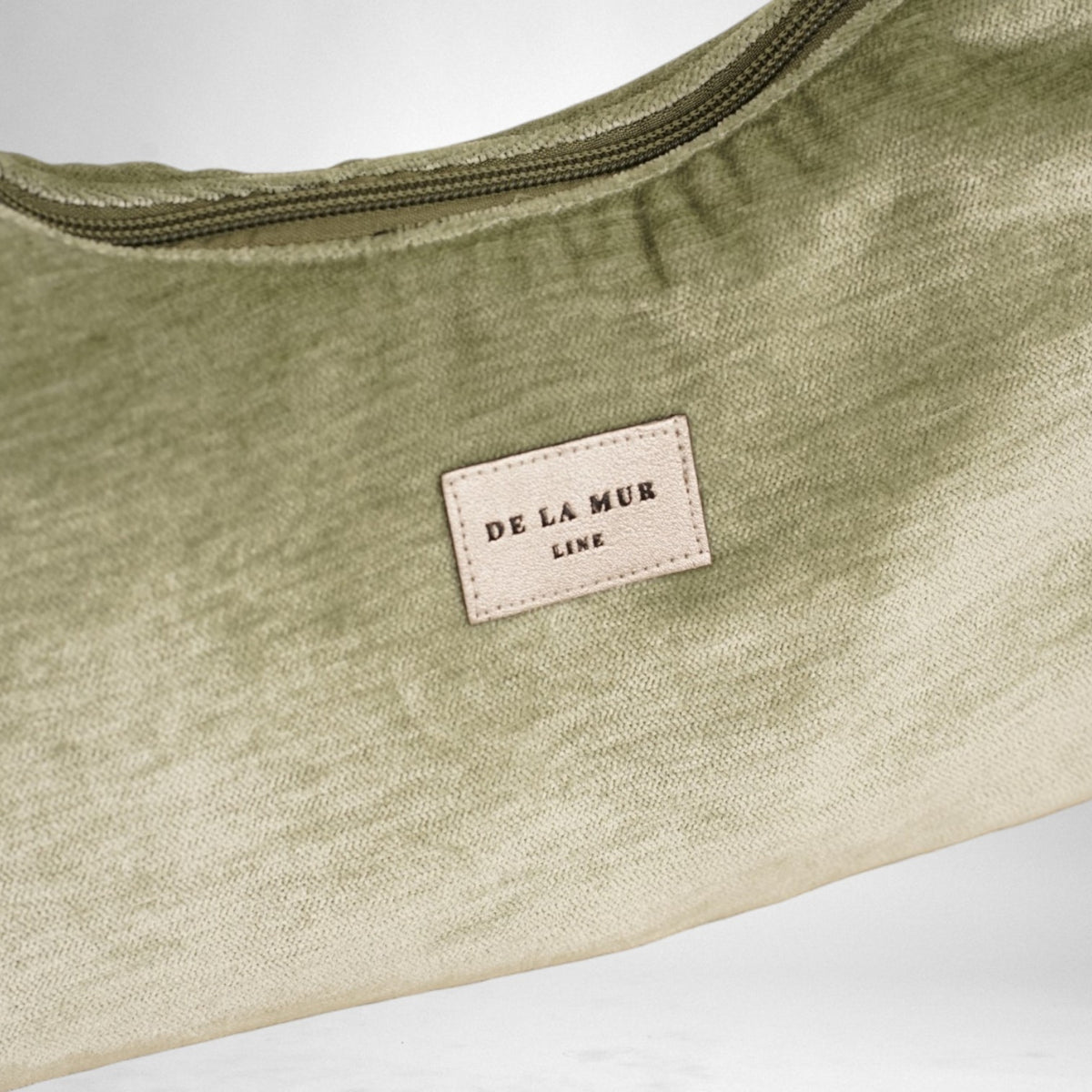Bolso Menta, estampado en negro, gris, beige, detalle del producto — De La Mur