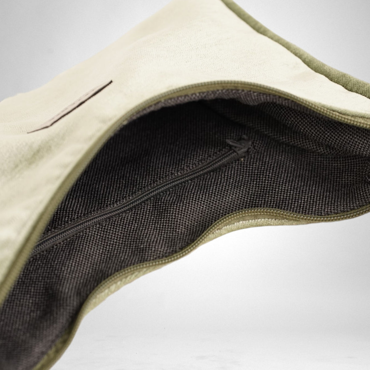 Bolso Menta, estampado en negro, gris, beige, detalle del producto — De La Mur