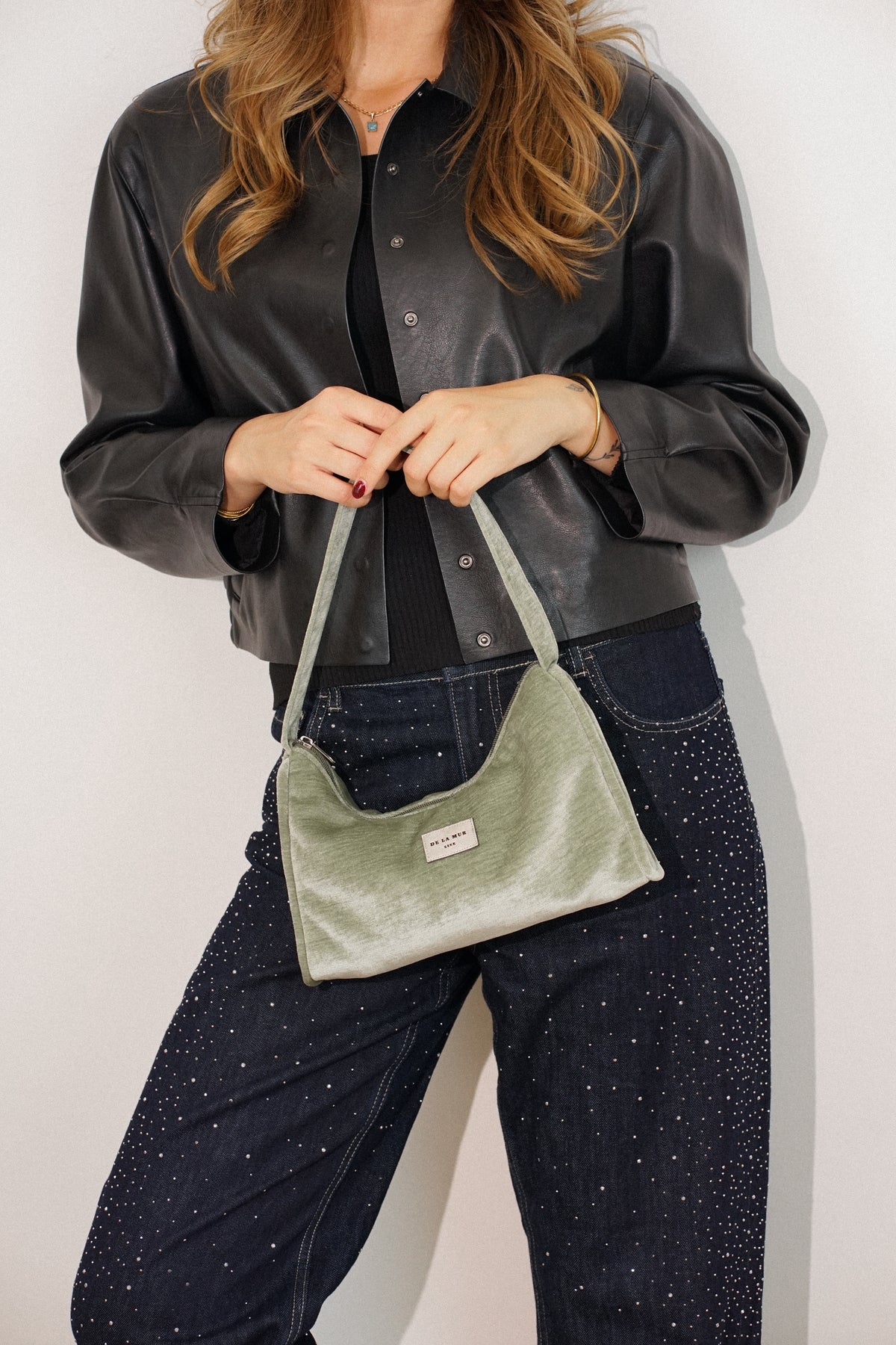 Bolso Menta, estampado en negro, gris, beige, vista frontal — De La Mur