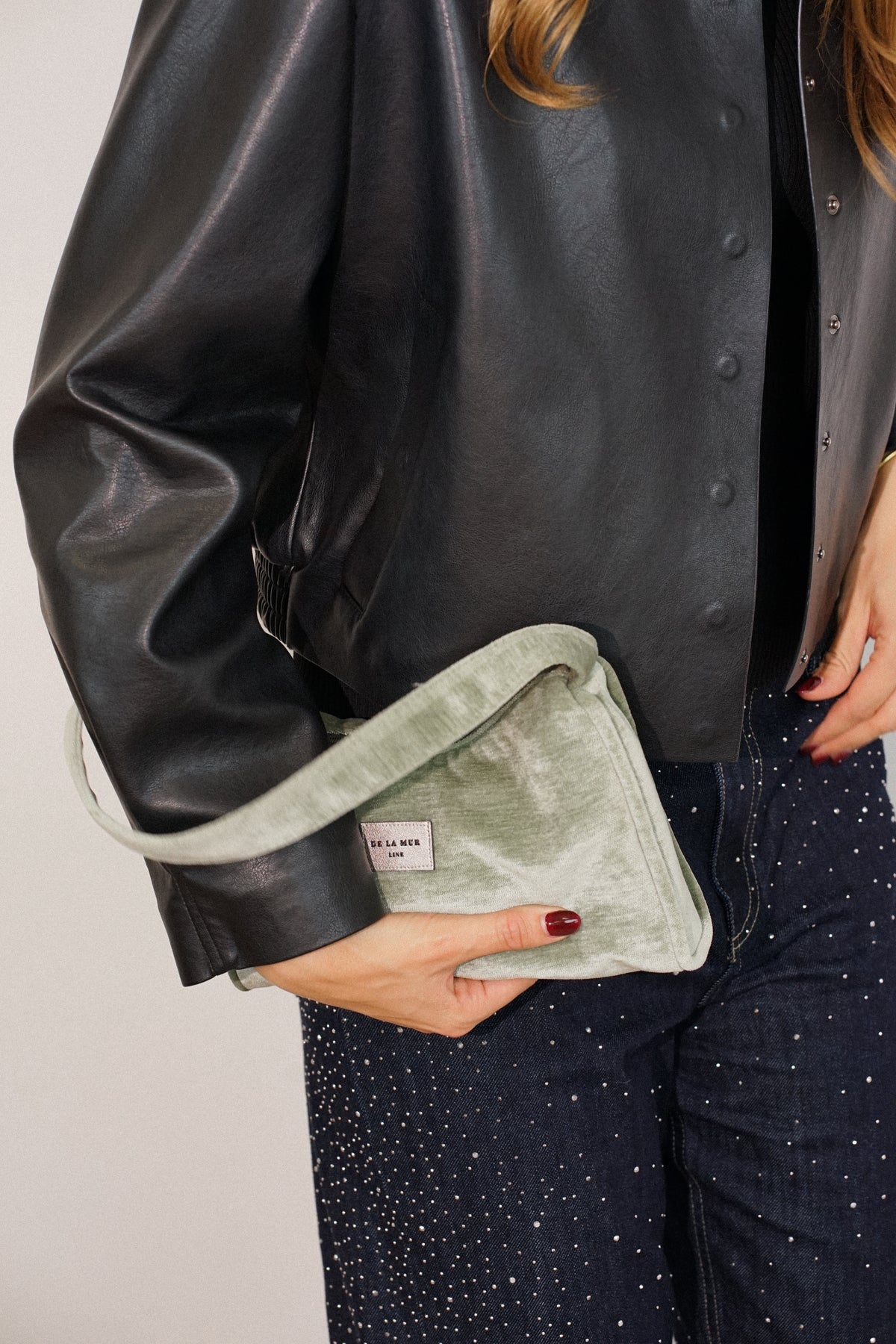 Bolso Menta, estampado en negro, gris, beige, detalle del estampado y el material — De La Mur