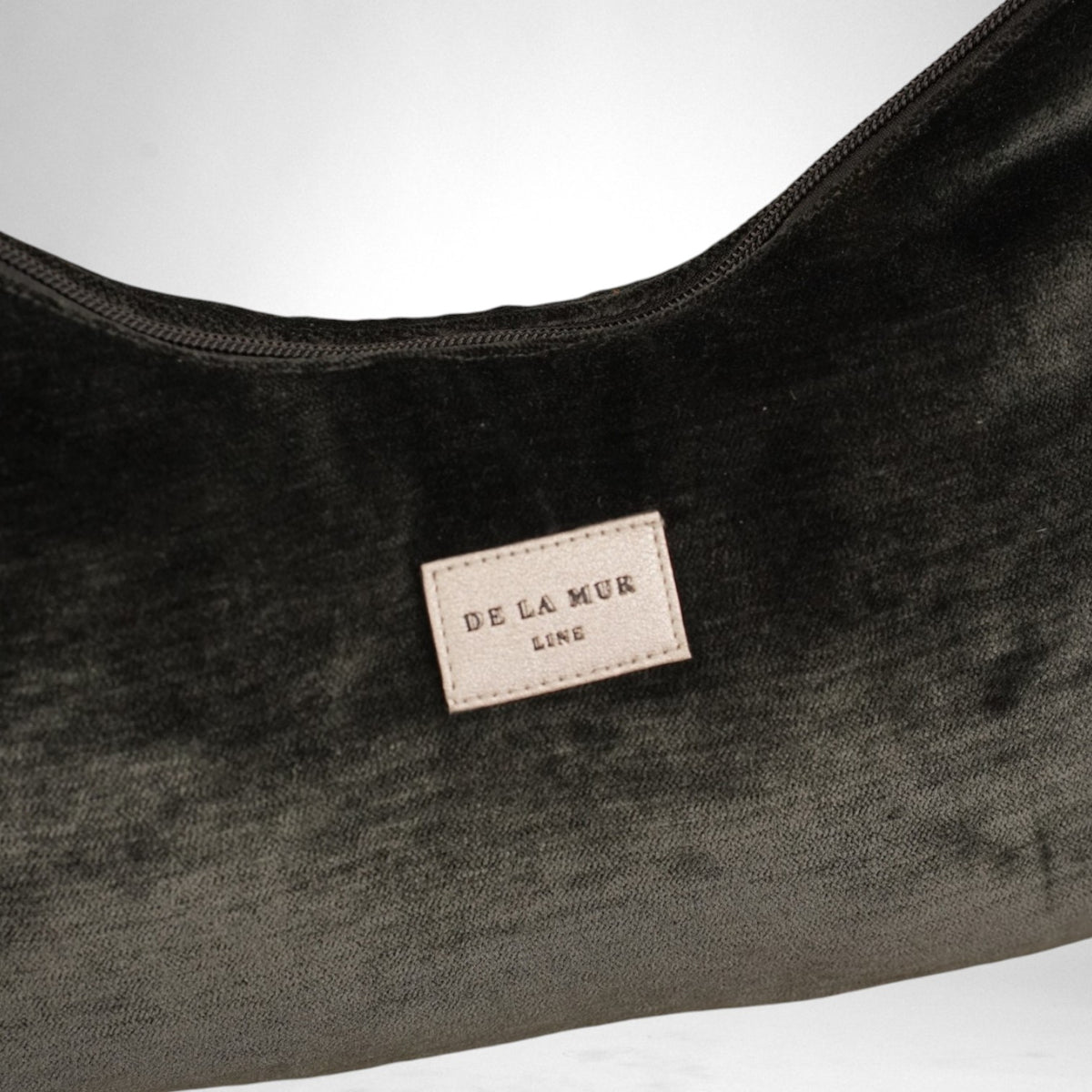Bolso Neger, estampado en negro, azul, gris, detalle del producto — De La Mur