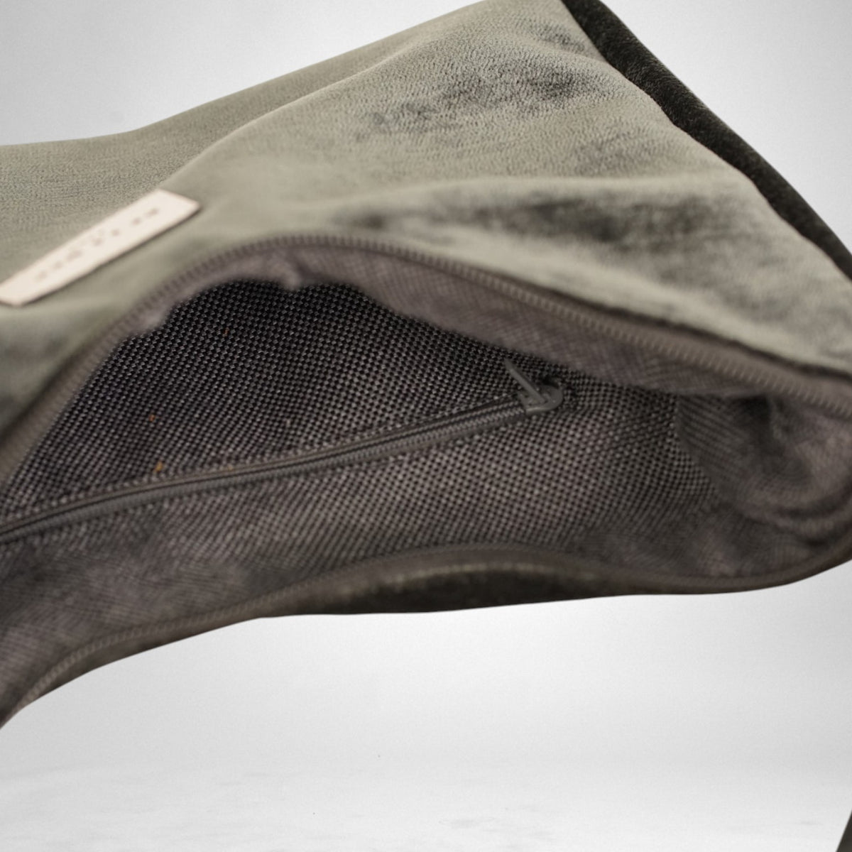 Bolso Neger, estampado en negro, azul, gris, detalle del producto — De La Mur