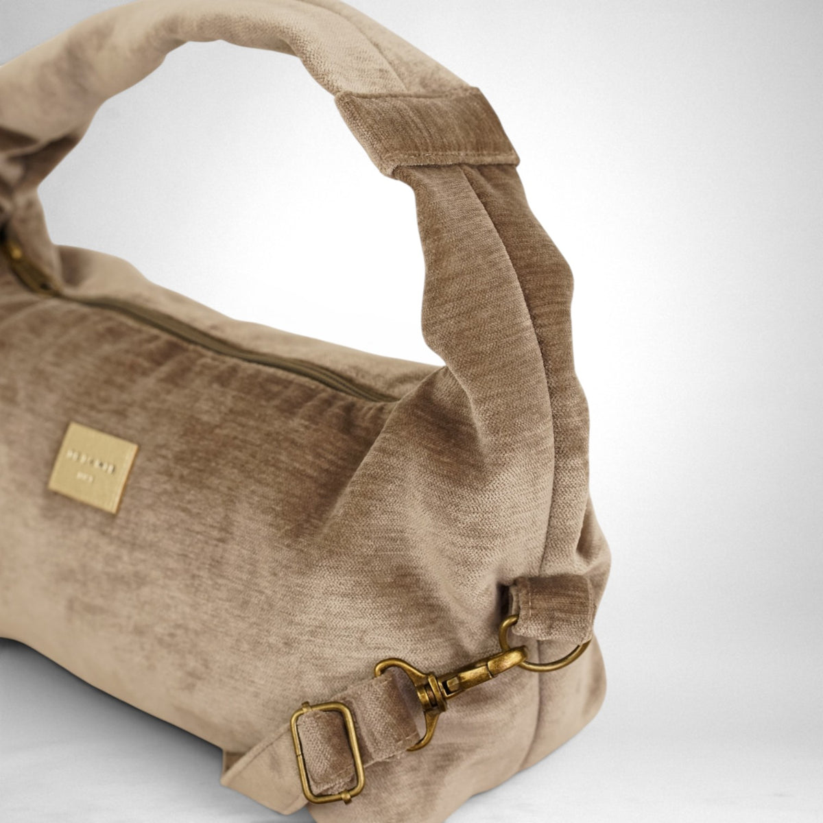 Bolso Choco, estampado en negro, blanco, gris, detalle del producto — De La Mur