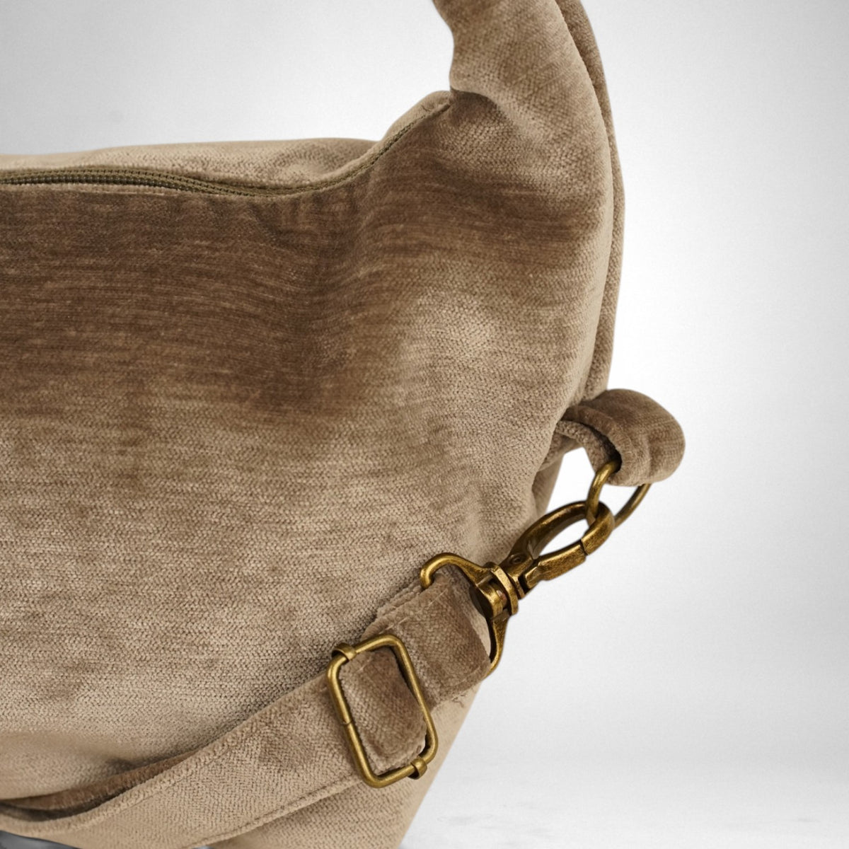 Bolso Choco, estampado en negro, blanco, gris, detalle del producto — De La Mur