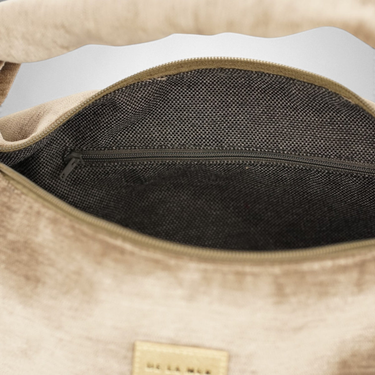 Bolso Choco, estampado en negro, blanco, gris, detalle del producto — De La Mur