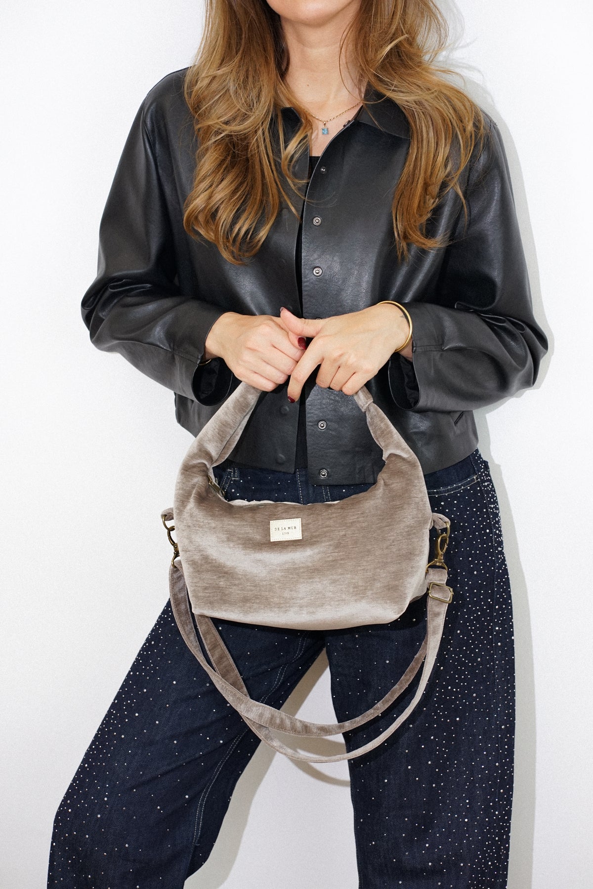 Bolso Choco, estampado en negro, blanco, gris, vista en uso — De La Mur