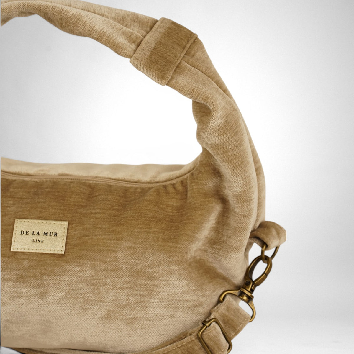 Bolso Golden, estampado en negro, azul, gris, detalle del producto — De La Mur