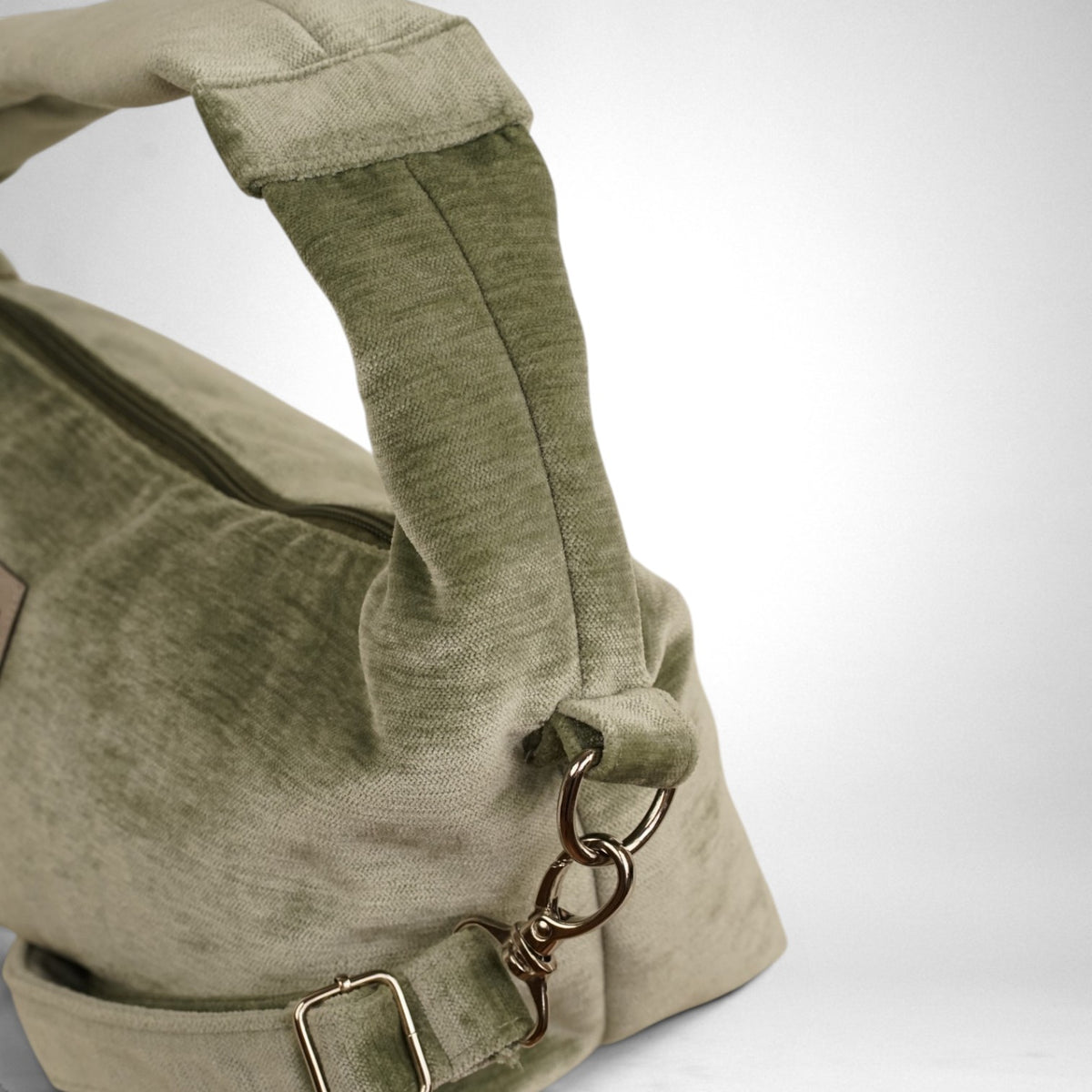 Bolso Menta, estampado en azul, blanco, gris, detalle del producto — De La Mur