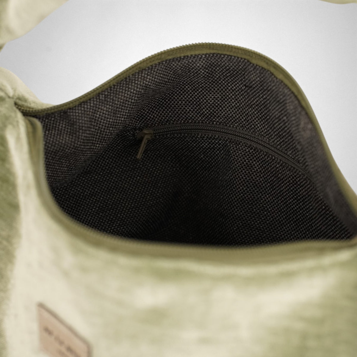 Bolso Menta, estampado en azul, blanco, gris, detalle del producto — De La Mur