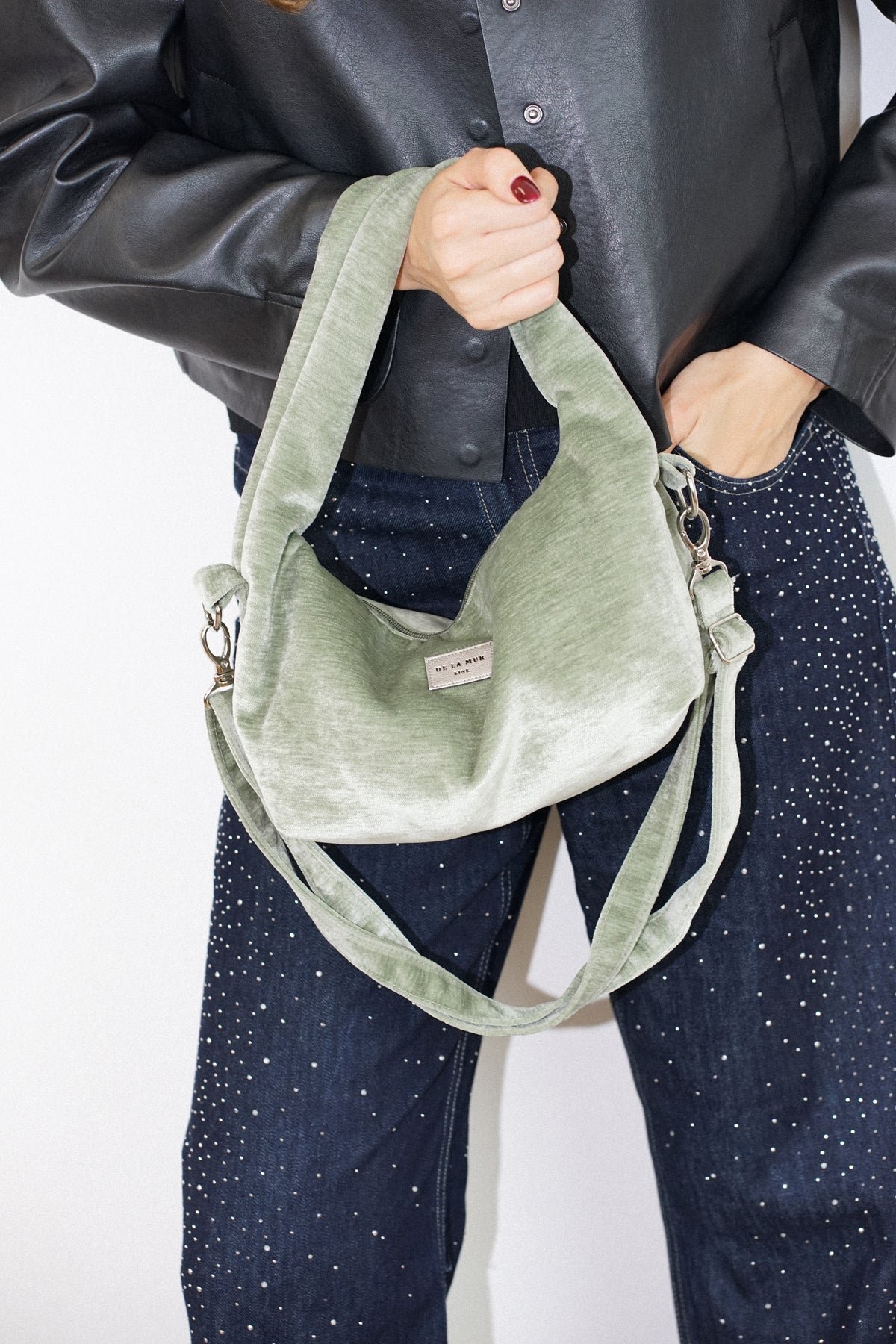 Bolso Menta, estampado en azul, blanco, gris, vista frontal — De La Mur