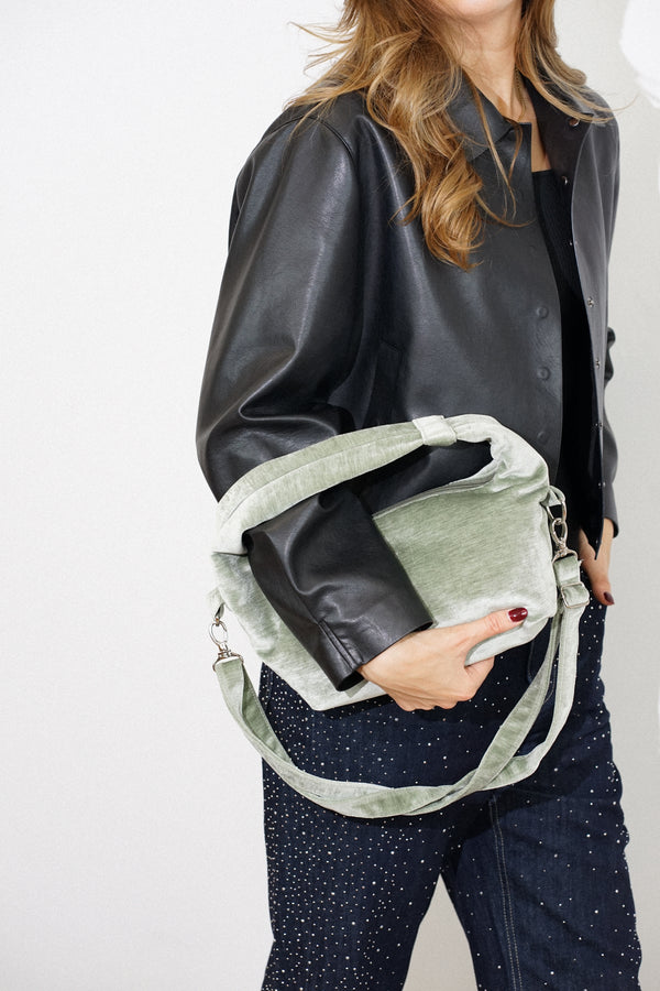 Bolso Menta, estampado en azul, blanco, gris, detalle del estampado y el material — De La Mur