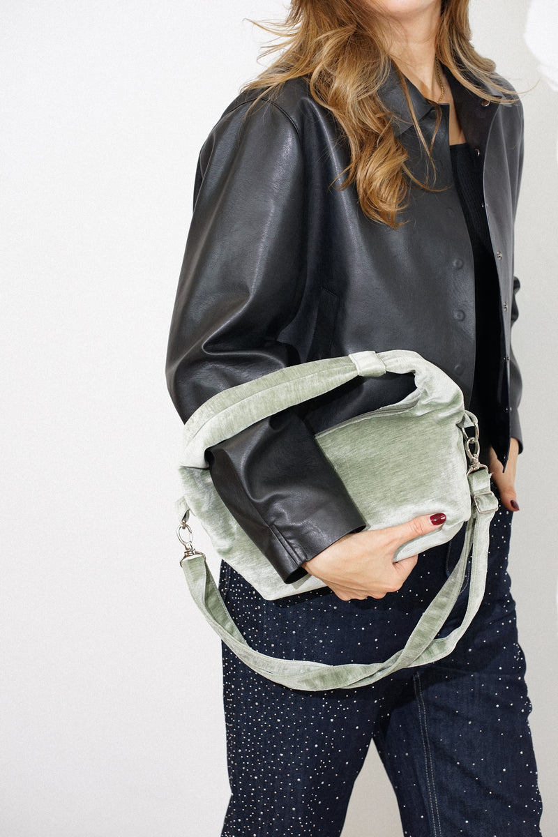 Bolso Menta, estampado en azul, blanco, gris, detalle del estampado y el material — De La Mur