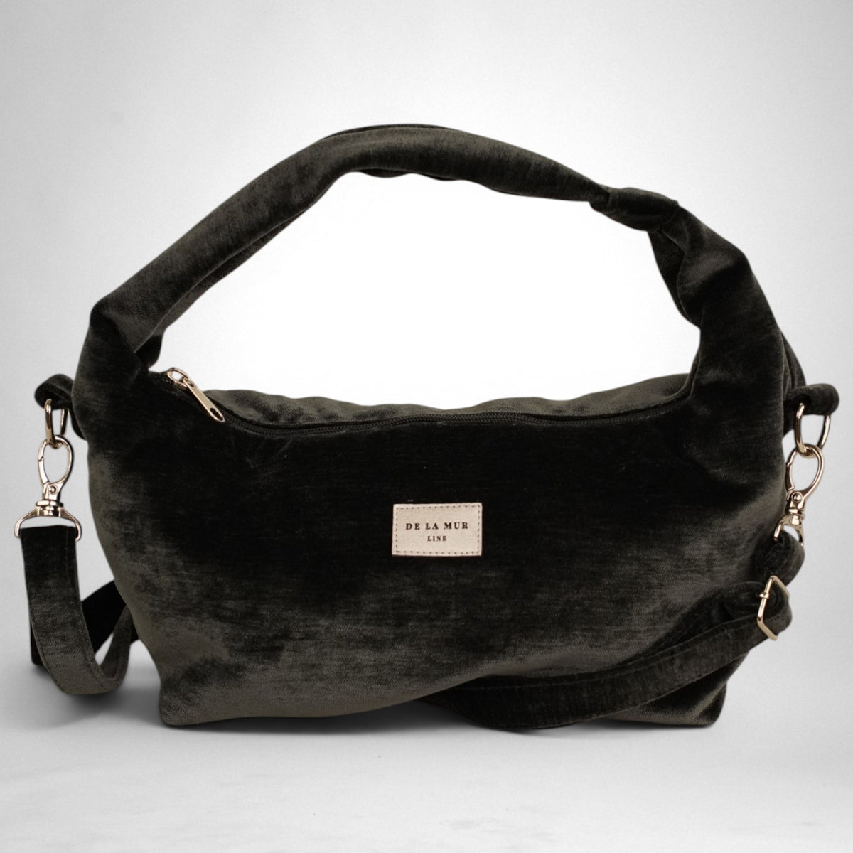 Bolso Neger, estampado en negro, azul, gris, detalle del material y el acabado — De La Mur
