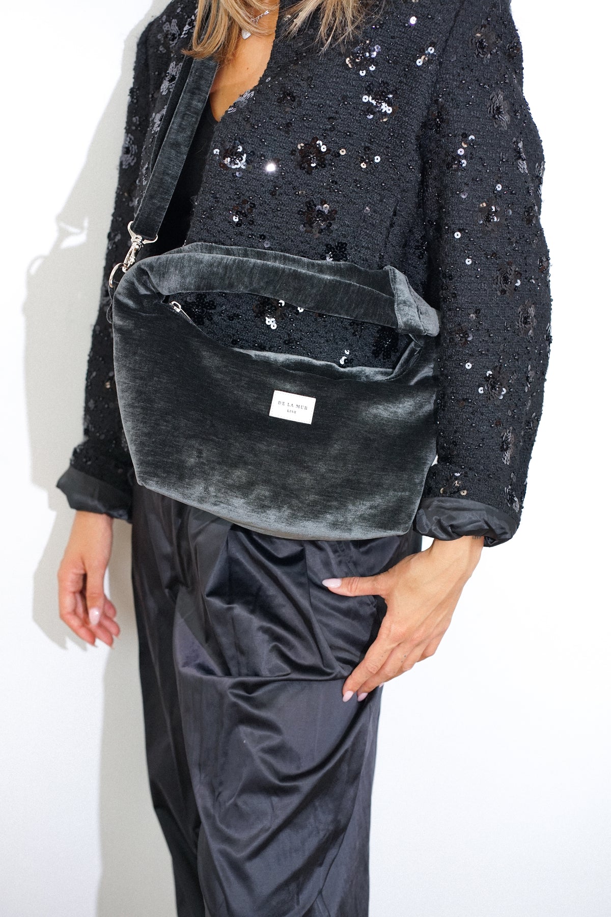 Bolso Neger, estampado en negro, azul, gris, vista en uso — De La Mur