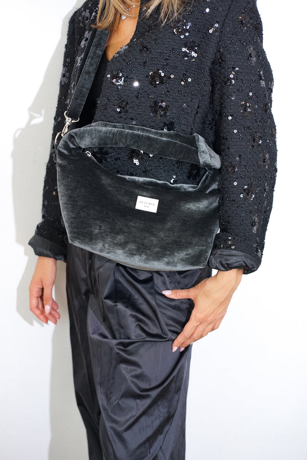 Bolso Neger, estampado en negro, azul, gris, vista en uso — De La Mur