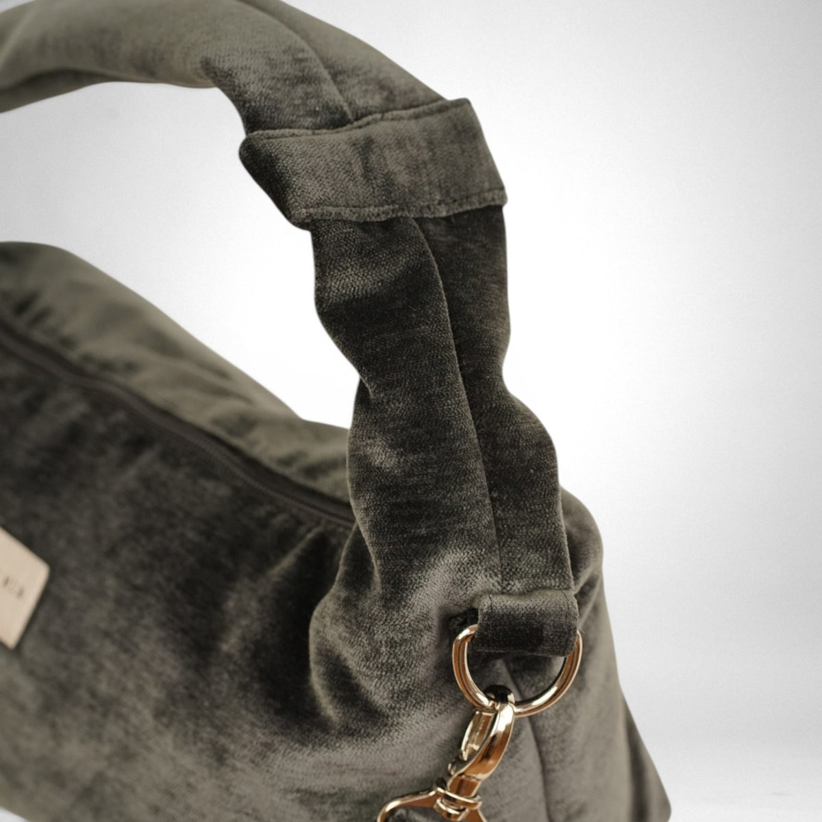 Bolso Neger, estampado en negro, azul, gris, detalle del producto — De La Mur