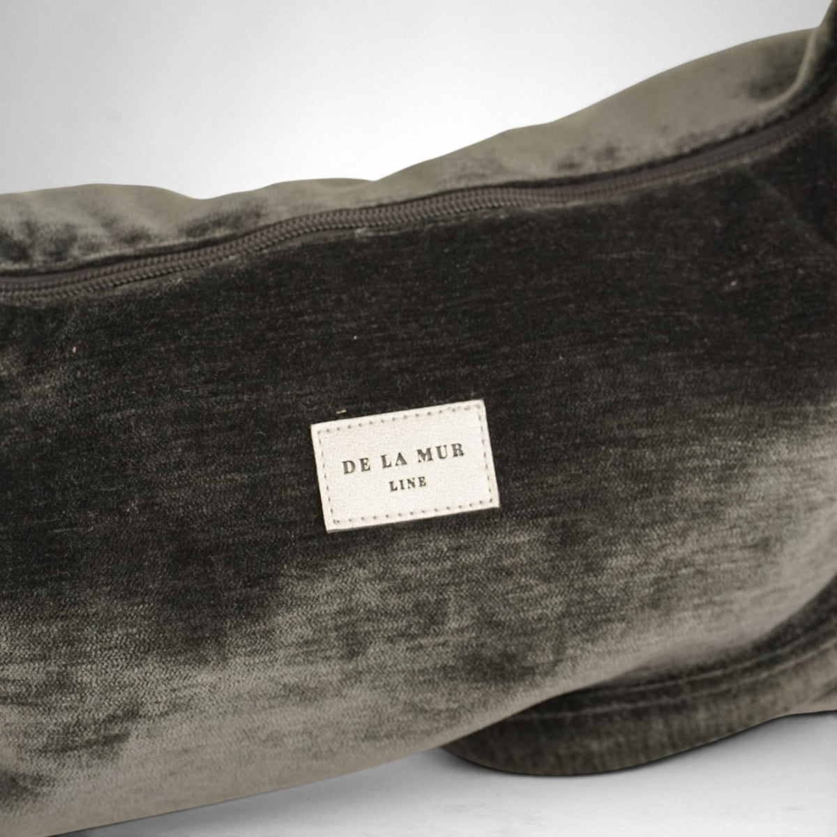 Bolso Neger, estampado en negro, azul, gris, detalle del producto — De La Mur