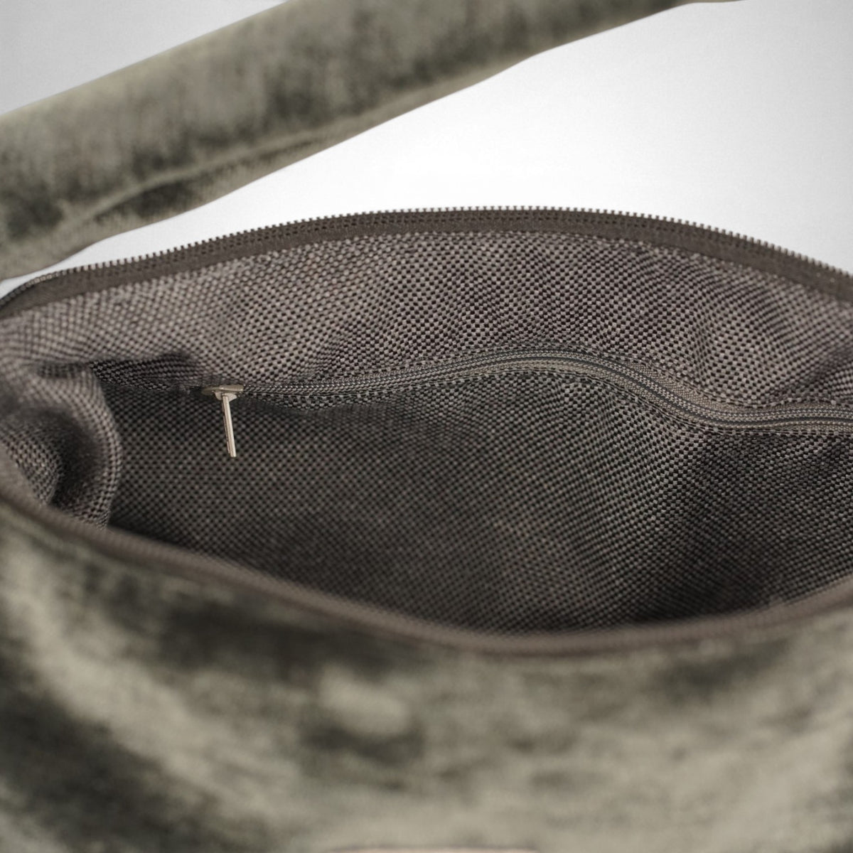 Bolso Neger, estampado en negro, azul, gris, detalle del producto — De La Mur